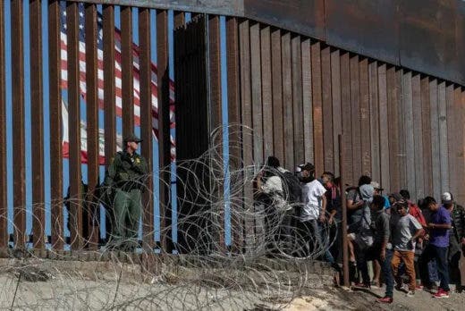 Cientos de migrantes esperan agolpados ante puertas fronterizas entre México y EEUU