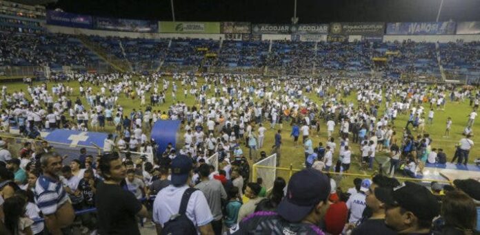 El Salvador: Fallecen 9 personas y 100 resultan heridas en estampida en un estadio