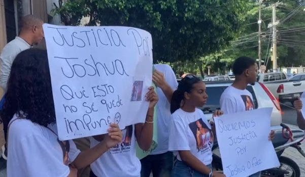 Familiares y amigos piden “justicia por Joshua» en Palacio de Justicia de Ciudad Nueva