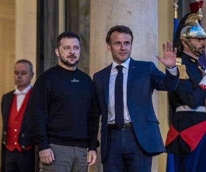 Francia recibe líder Ucrania; le promete equipos guerra