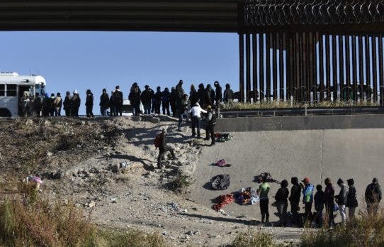 Frontera sur de EE.UU., saturada por la llegada masiva de migrantes