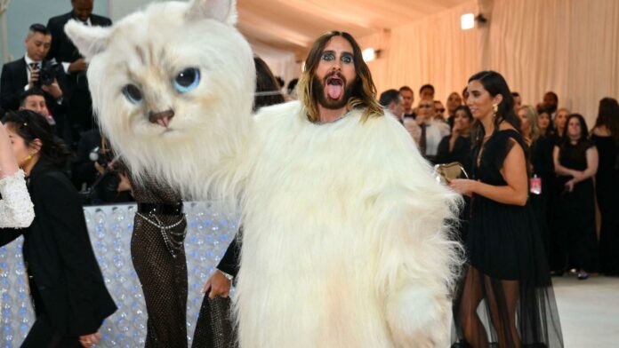 Jared Leto se disfraza de gato en la Met Gala en homenaje a Karl Lagerfeld