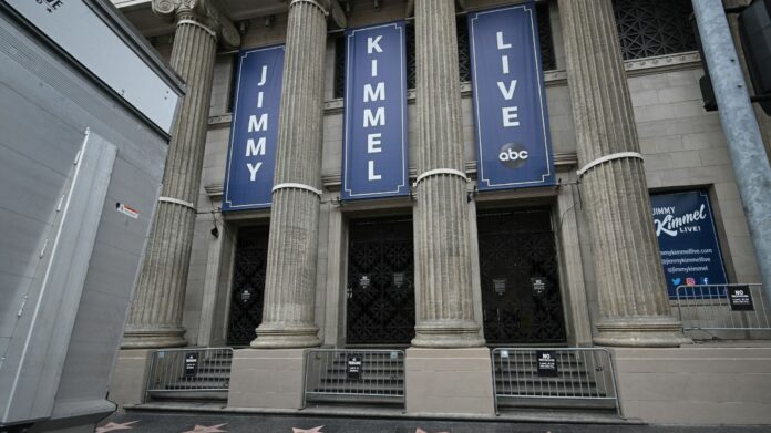 'Jimmy Kimmel Live!' y 'The Late Show with Stephen Colbert' emitirán episodios repetidos debido a la huelga de guionistas