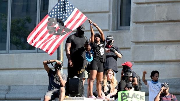 Manifestantes en Miami llaman fascista y racista a DeSantis