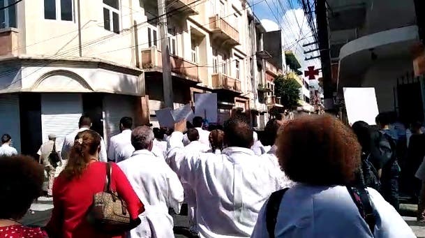 Médicos marchan por terminación de Hospital Padre Billini