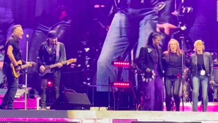 Michelle Obama muestra sus habilidades con la pandereta en un concierto de Bruce Springsteen