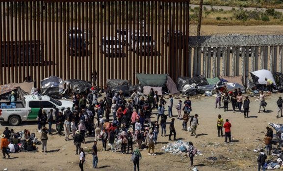 Migrantes en frontera sur de México acusan a autoridades de “bloquearlos»
