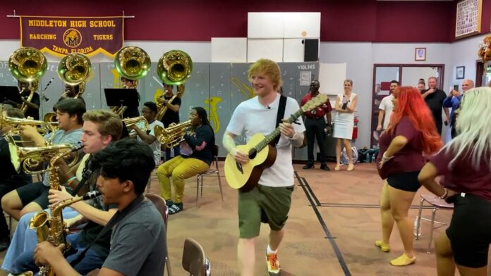 Mira cómo reaccionan los alumnos cuando Ed Sheeran aparece en el ensayo de la banda