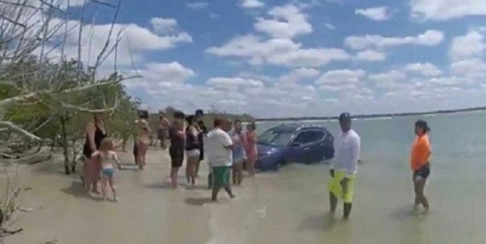 Mujer ebria llega conduciendo su auto hasta el agua de