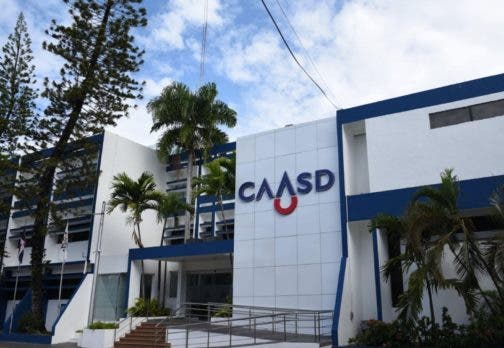 Regidor de Pedro Brand deposita documento a CAASD para que repare avería de agua