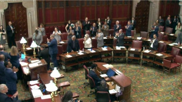 Senado de Nueva York reconoce a Eduardo Estrella