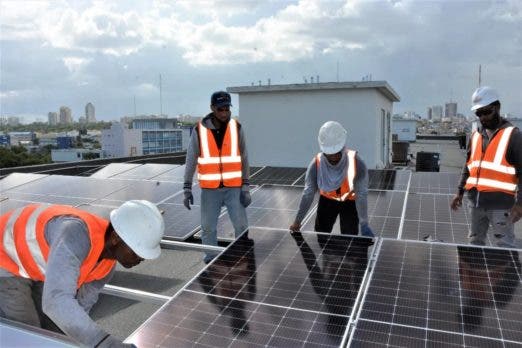 Temen reglamento evite invertir en paneles solares