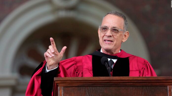 Tom Hanks hace estallar de risa a una multitud durante un discurso de graduación de Harvard