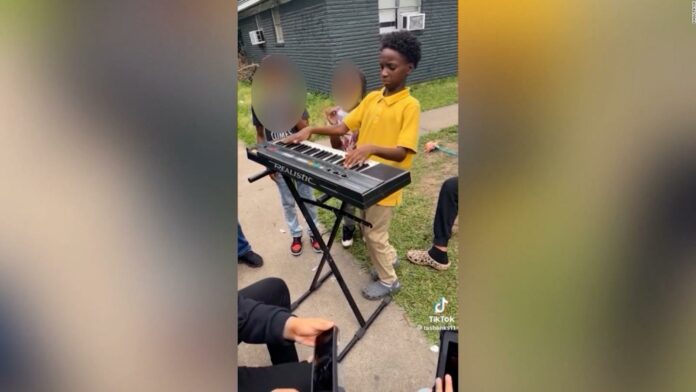 Un niño de quinto grado sorprende con una animada interpretación en piano