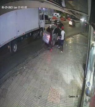 1685662624 357 Video Grupo armado asalta tienda frente a estacion del Metro