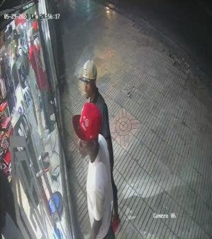 1685662625 13 Video Grupo armado asalta tienda frente a estacion del Metro