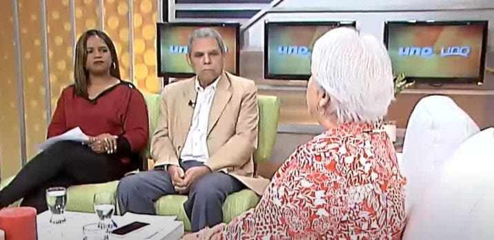 Lizzie Sánchez Padilla conversa juntos a los periodistas Adalberto Grullón y Millizen Uribe, para el programa Uno Más Uno. Fuente externa