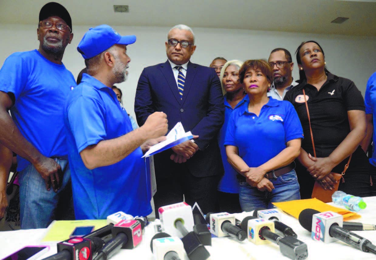 Dirigentes de la ADP y del Ministerio de Educación. Fuente externa