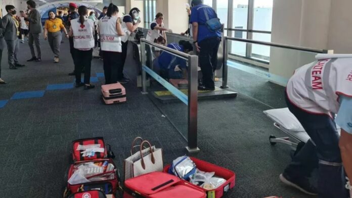 Pasajera pierde una pierna en el aeropuerto de Bangkok luego de quedar atrapada en escalera mecánica