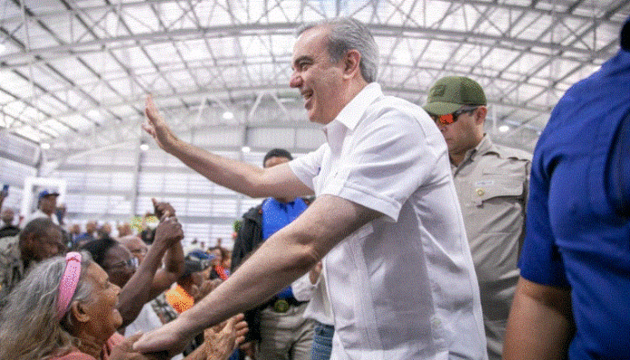 Abinader entrega remozado polideportivo Eleoncio Mercedes en La Romana