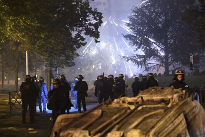 Al menos 667 detenidos en tercera noche de disturbios en Francia por muerte de joven a manos de un policía