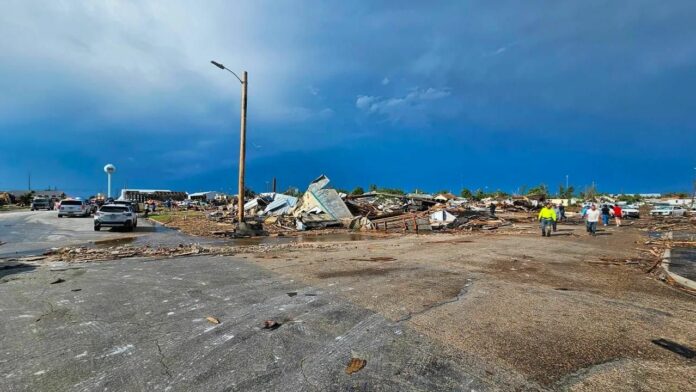 Al menos cuatro muertos y diez heridos deja destructivo tornado en Texas, Estados Unidos