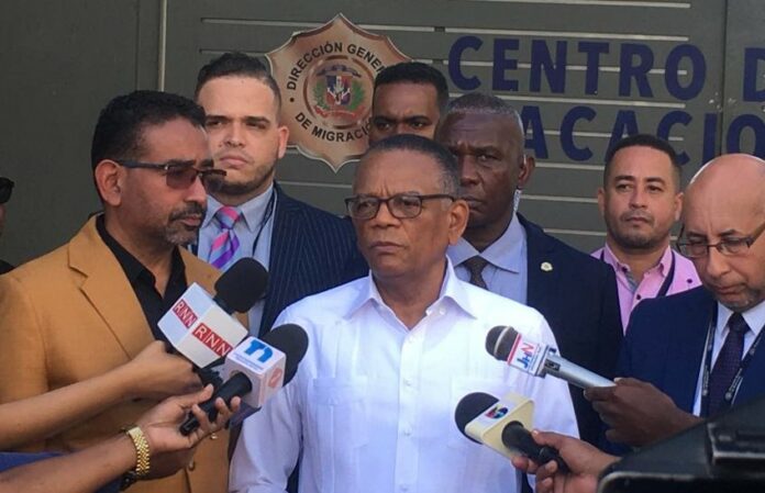 Alcántara barre con personal de Migración en el Centro de Retención de Haina por irregularidades