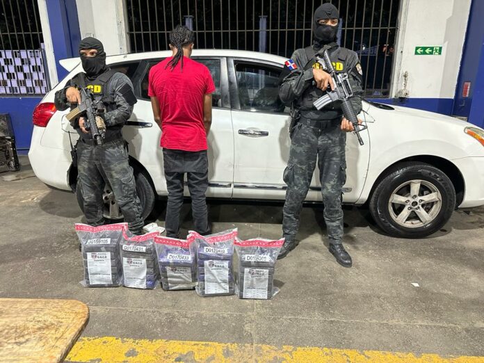Autoridades incautan 30 paquetes de presunta cocaína en Puerto Don Diego; apresan uno