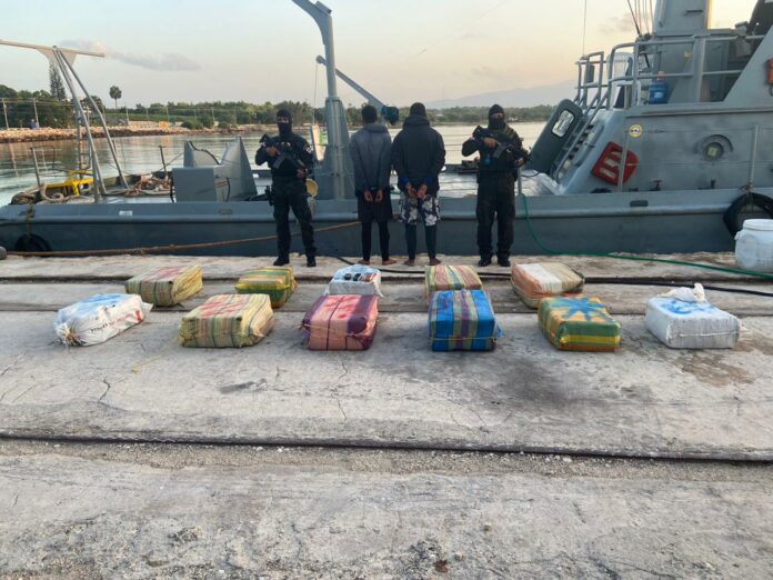 Autoridades ocupan 338 paquetes de presunta cocaína en Barahona; apresan dos