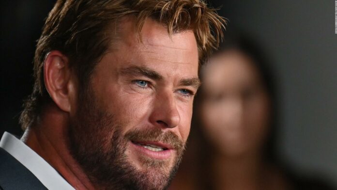 Con su propio sudor, Chris Hemsworth se transforma en un héroe de acción