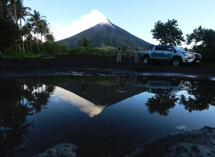 Continúa la amenaza de una erupción explosiva del volcán Mayón en Filipinas