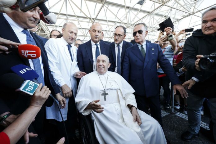 El papa tras ser dado de alta: “Estoy todavía vivo” y con “tanto dolor por los migrantes” muertos en el naufragio