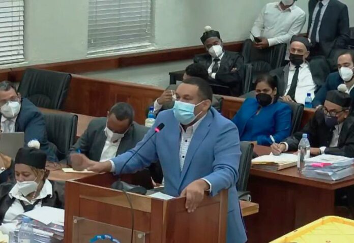 Girón denuncia compras de iPhone por RD$4 millones y venta de rangos