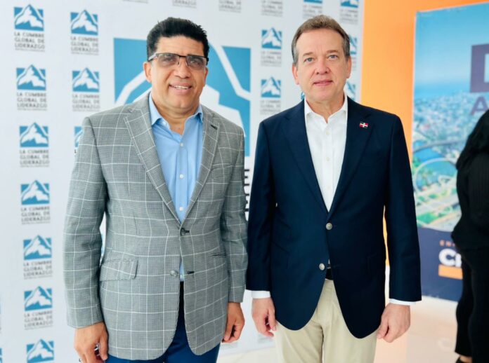 Ito Bisonó resalta cualidades de Dío Astacio durante “Cumbre de Liderazgo e influencia, Santo Domingo Este”