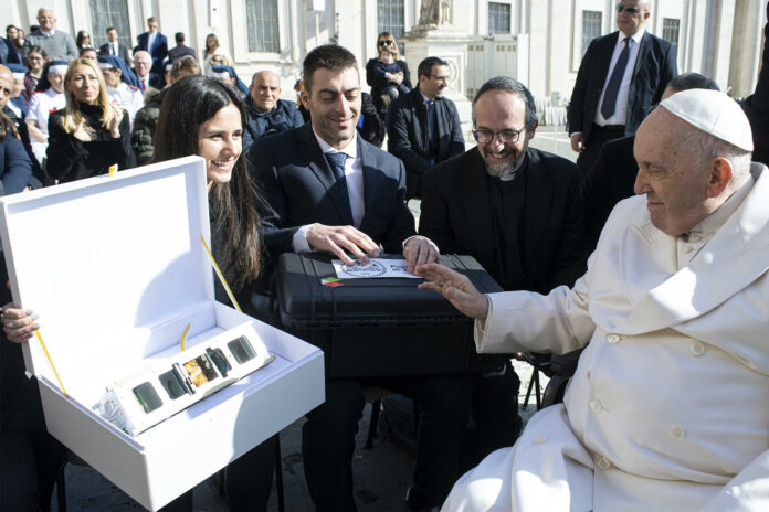 Lanzado con éxito un satélite vaticano equipado con nanotecnología y una oración del Papa