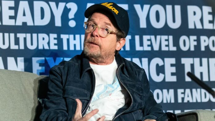 Michael J. Fox sufre una caída en un panel sobre 