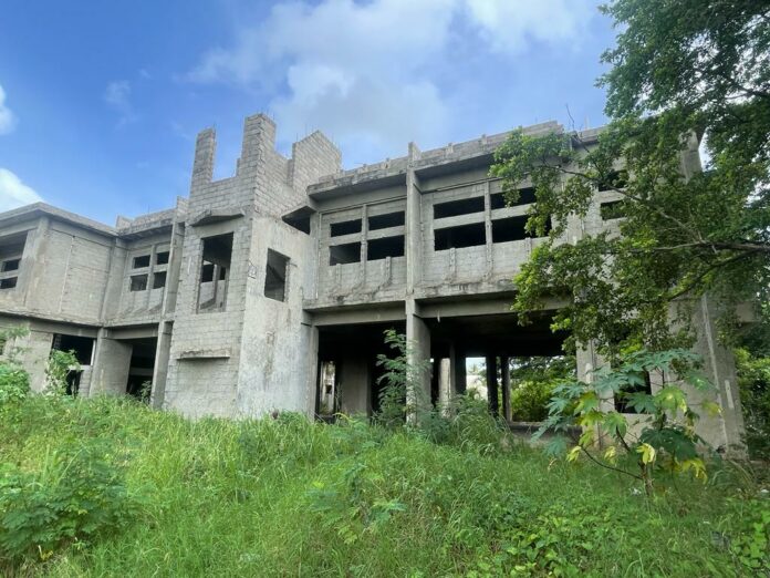 Migración intervino edificio en construcción en Santiago y desmiente estuviera invadido por haitianos