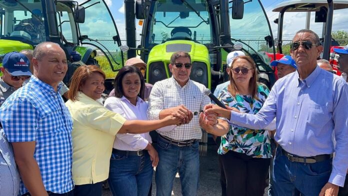 Ministerio de Agricultura entrega 16 tractores nuevos a productores del suroeste