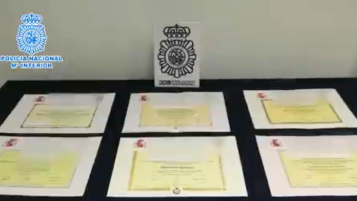 Policía española continúa investigando a banda dominicana que falsifica títulos académicos