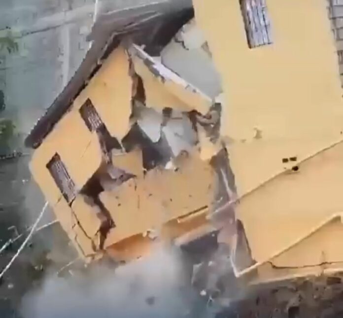 Se derrumba vivienda de dos pisos en Yamasá