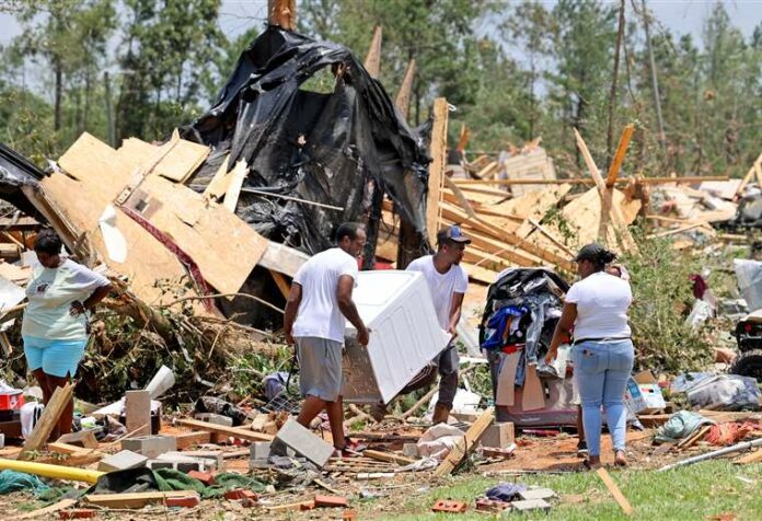 Un tornado deja cuatro muertos y destrucción en Texas, Estados Unidos