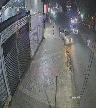 Video Grupo armado asalta tienda frente a estacion del Metro