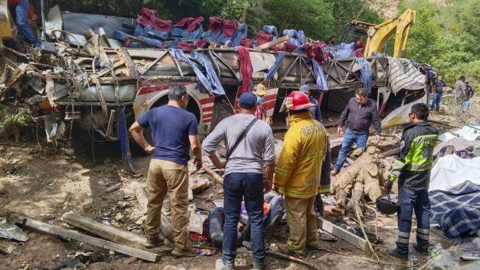 Reportan al menos 25 muertos tras volcadura de autobús al sur de México