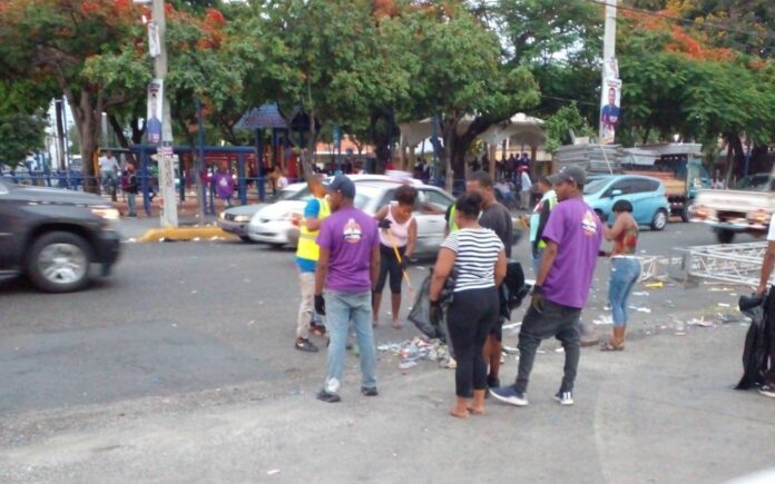 PLD muestra orden y disciplina al recoger basura generada en Marcha de la Esperanza