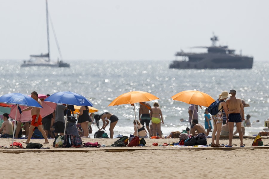 En la imagen la playa de la Malvarrosa, en Valencia a primeras horas del día.
