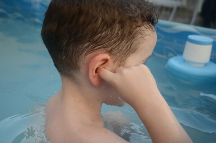 Recomiendan medidas para evitar infección de los oídos al bañarse en playas o piscinas