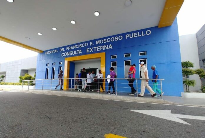 Médicos del Hospital Moscoso Puello anuncian paro de labores en la próxima semana