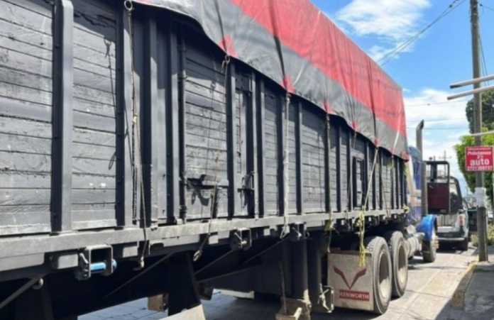 Hallan más de 300 migrantes en cajas de camiones en México