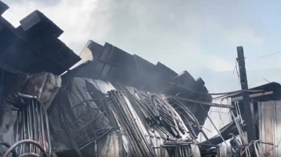 Incendio destruye mueblería y afecta edificio de pensiones en Santiago 2 WhatsApp Image 2023 07 17 at 9.49.35 PM 1