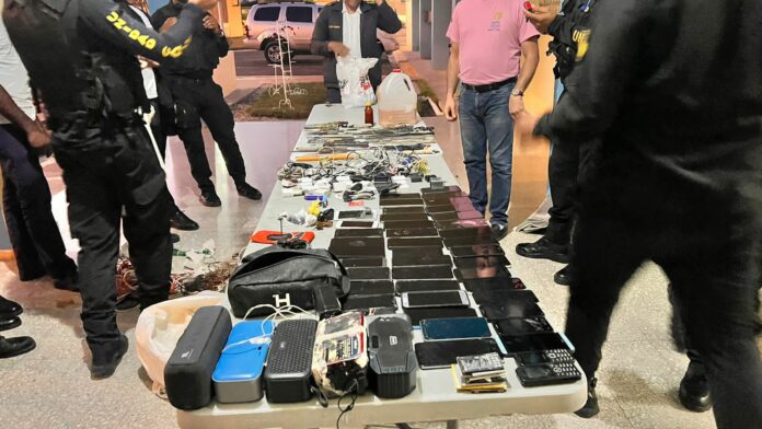 Ocupan celulares, módem, radios y objetos cortopunzantes en cárceles de Monte Plata y Moca